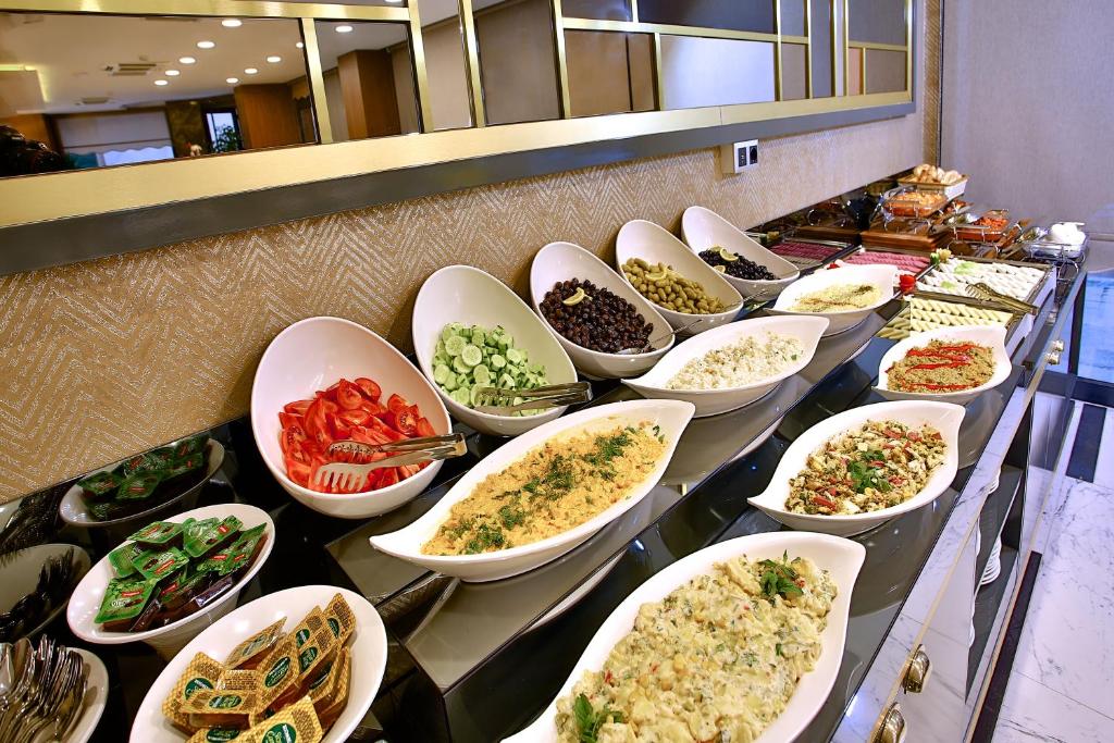 ŞOK ŞİKAYƏT! “Pulumuzu ala bilmirik, bizi otel və restorana buraxmırlar”