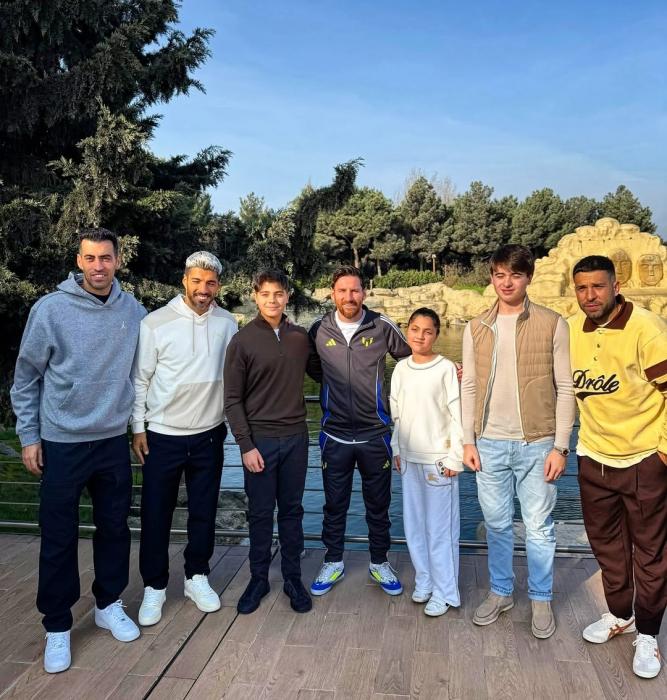 Prezidentin nəvələri əfsanəvi futbolçularla bir arada - FOTO