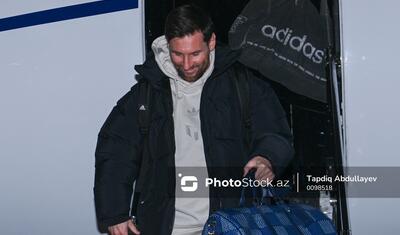 Messi Bakıda təyyarədən enəndən sonra onu görüb qucaqladı -