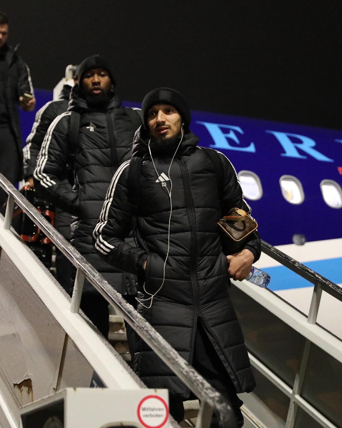 “Qarabağ” 6 saatlıq uçuşdan sonra İsveçdə - FOTOLAR