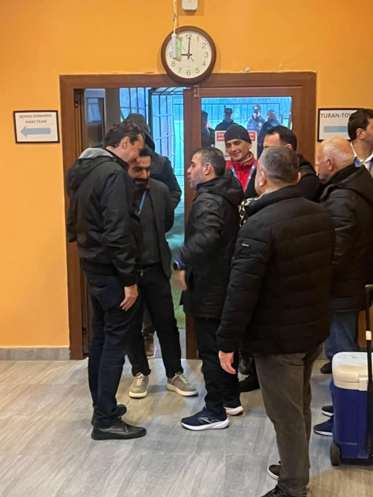 Azərbaycanlı klub sahibi postundan uzaqlaşdırdığı baş məşqçini görüncə... FOTOLAR