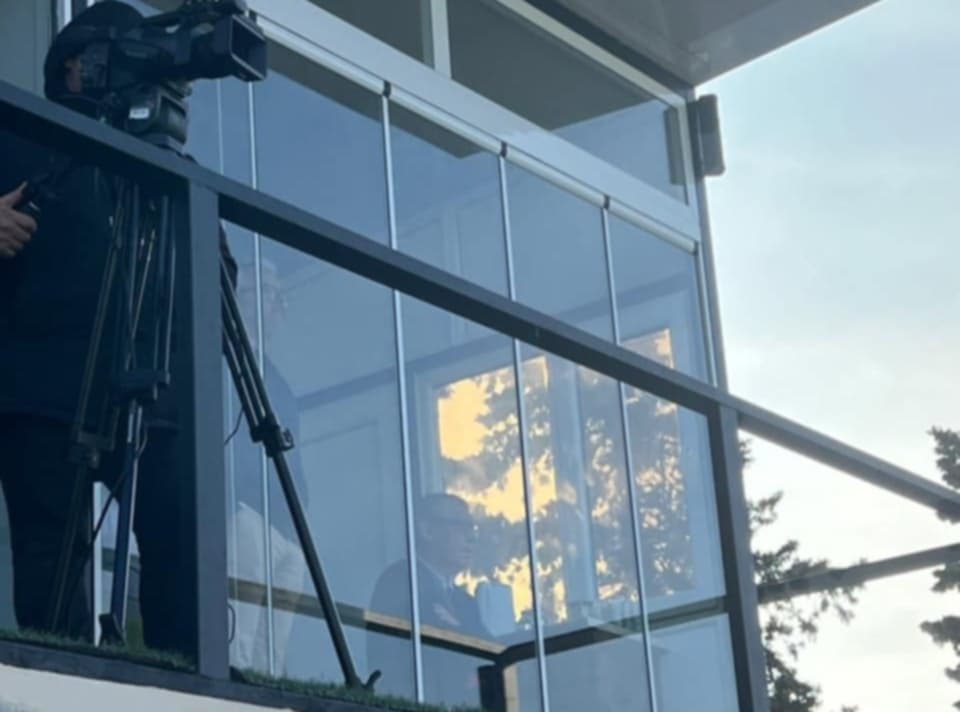 Santuş çayını içdi, siqaretini çəkdi, tez çıxıb getdi - FOTOLAR