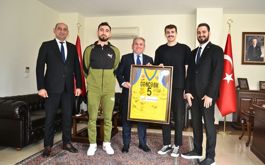 Bölgə klubu Türkiyənin baş konsuluna forma hədiyyə etdi