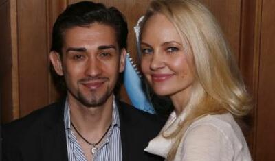 Sən bir bu arvada bax, pulu götürüb qaçdı! -