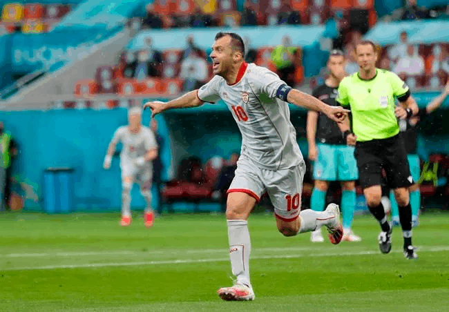 Rəşad Sadıqov ötənlərin məşhur futbolçusunun sözünü yerə salmadı - FOTO