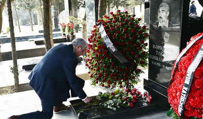 AFFA mənsubları Tofiq Bəhramovun məzarını ziyarət etdi -