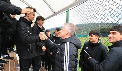 "Neftçi"nin funksioneri Sulşerlə bir arada, futbolçular "Beşiktaş"ın məşqində -