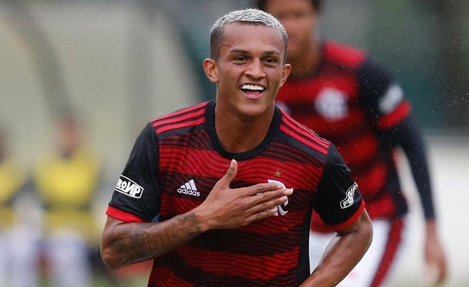 Braziliya klubunun müdafiəçisini izləyir - “Liverpul”la “Barselona”