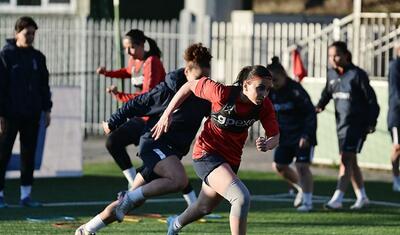 Azərbaycanın futbolçu qızları Baltika sahillərində -