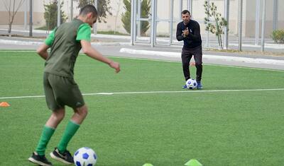 Azərbaycanda məıhkumlara futbol dərsi keçən məşqçi kimdir? -