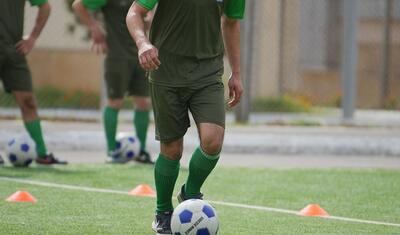 Azərbaycanda məıhkumlara futbol dərsi keçən məşqçi kimdir? -