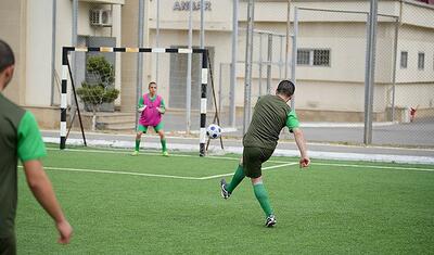 Azərbaycanda məıhkumlara futbol dərsi keçən məşqçi kimdir? -