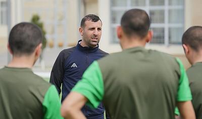 Azərbaycanda məıhkumlara futbol dərsi keçən məşqçi kimdir? -