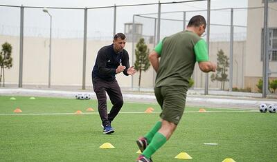 Azərbaycanda məıhkumlara futbol dərsi keçən məşqçi kimdir? -