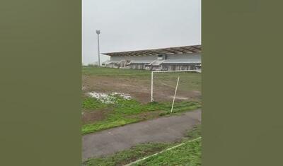 Güclü yağış stadionu yararsız hala saldı, oyunun yeri dəyişdirildi -