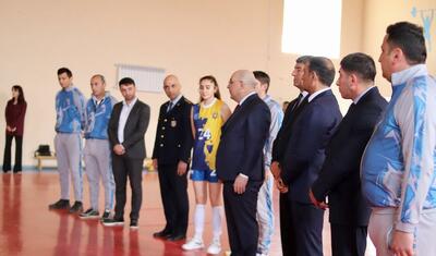 Şahin Bağırov region klubunun qızları ilə bir arada -