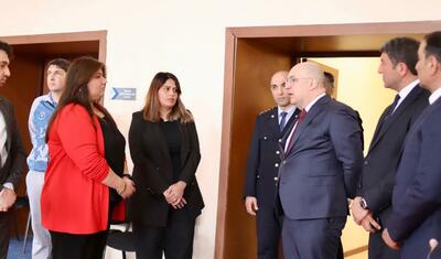 Şahin Bağırov region klubunun qızları ilə bir arada -