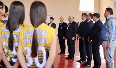 Şahin Bağırov region klubunun qızları ilə bir arada -
