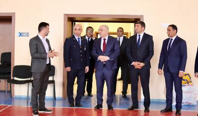 Şahin Bağırov region klubunun qızları ilə bir arada -