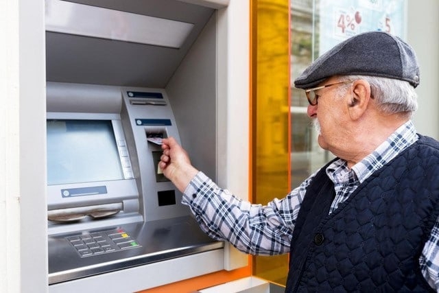 Azərbaycanda bu kişilər 65 yaşından tez pensiyaya ÇIXACAQ