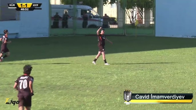 Azərbaycanda futbolçunu kəllə ilə vurub yerə sərdilər - VİDEO