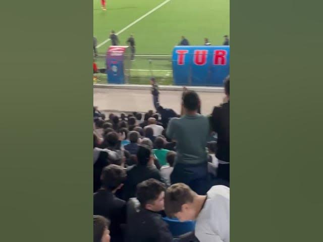 Yarım ildən sonra futbola qayıtdı, izdiham yaşandı - VİDEO