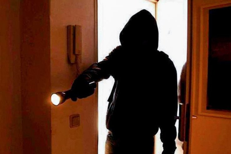 İki oğru tanınmış hücumçunun evini qarət etdi - FOTO
