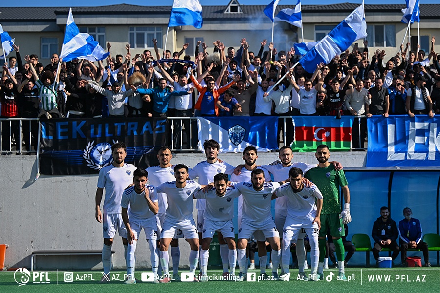 Azərbaycanda futbolçular çempion məşqçini bu cür atıb-tutdular - VİDEO