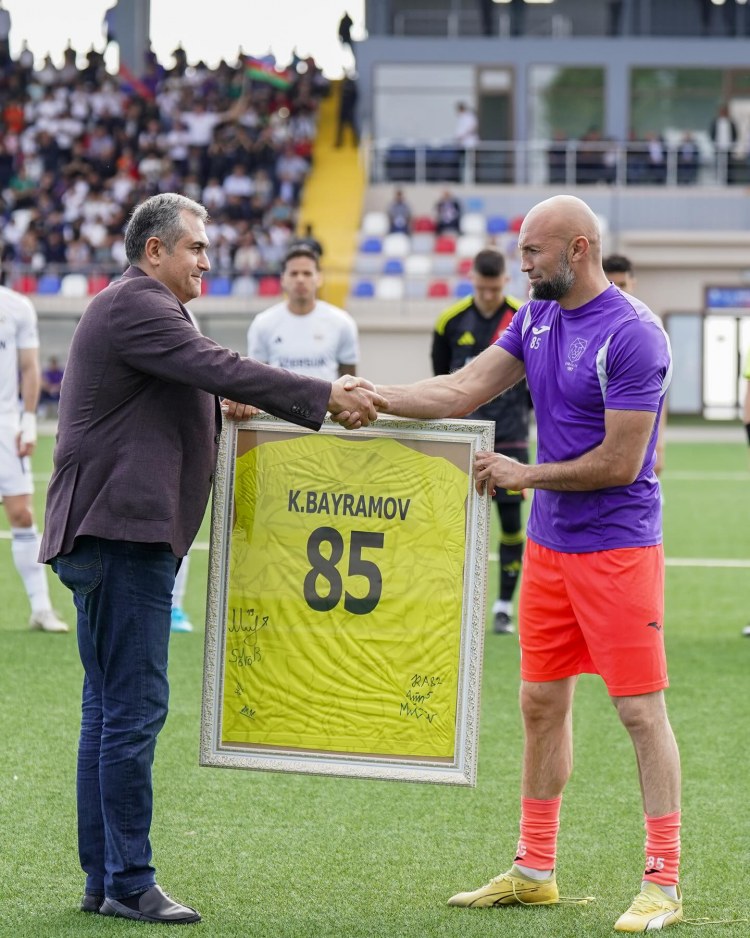 Premyer Liqa komandasının kapitanı əlcəklərini birdəfəlik asdı - FOTO