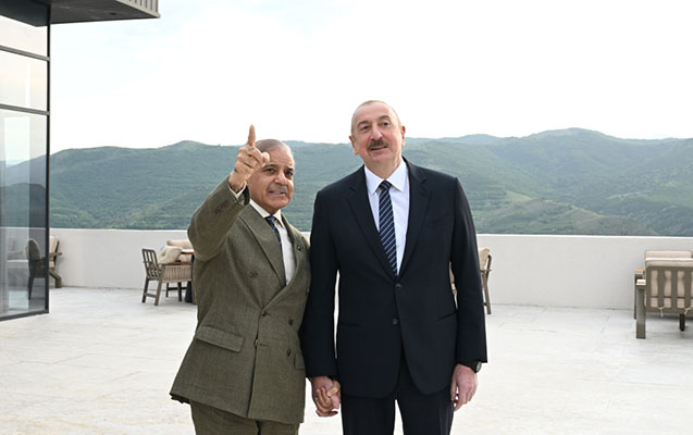 İlham Əliyev təqdim etdi, Şahbaz Şərif heyran qaldı - VİDEO
