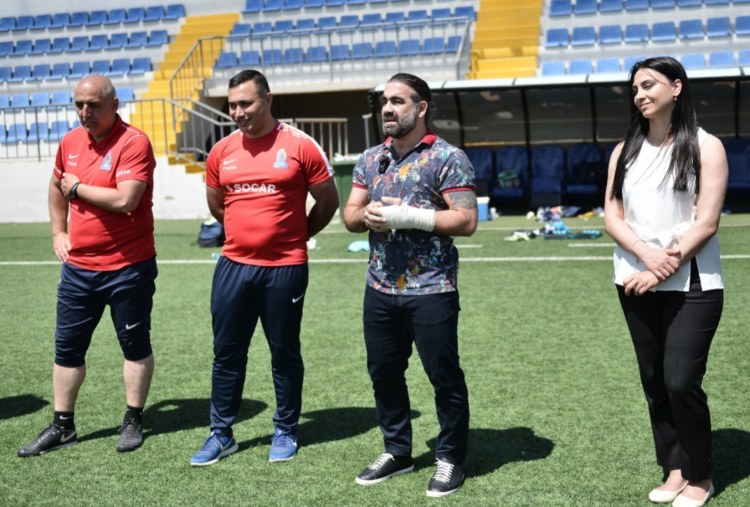 Məşhur idmançı Bakıda futbolçu qızların görüşünə gəldi - FOTOLAR