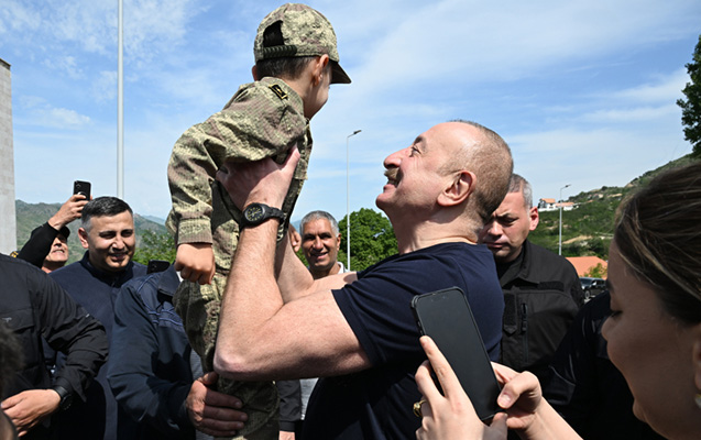 İlham Əliyev uşaqlarla bir arada - FOTOLAR