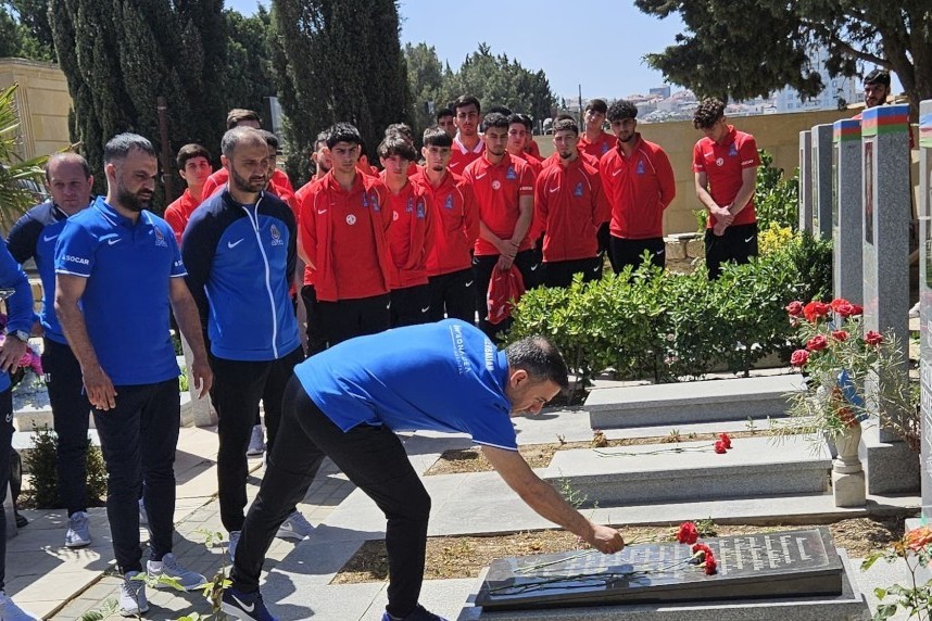 Yığmanın kollektivi Şəhidlər Xiyabanını ziyarət etdi