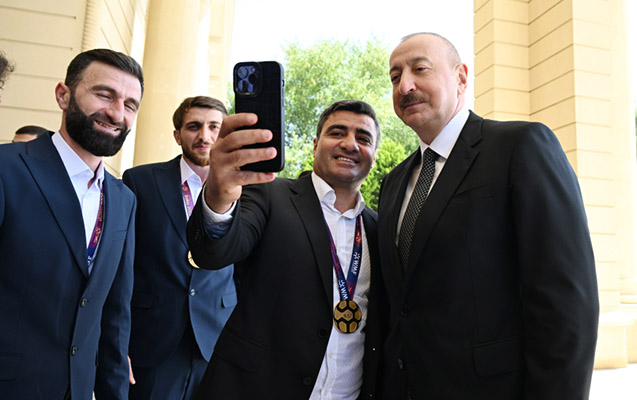 Prezidentin çempion futbolçularla görüşündən SƏMİMİ FOTOLAR