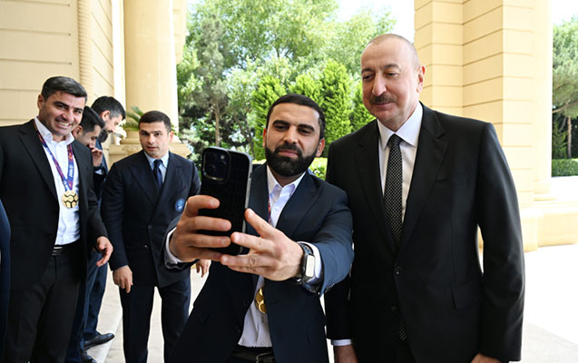 Prezident millinin futbolçularının arzusunu yerinə yetirdi, bir-bir selfi çəkdirdi - VİDEO