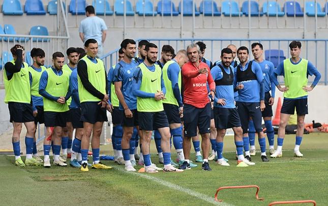 Mahir Əmrəli millinin düşərgəsində - FOTOLAR