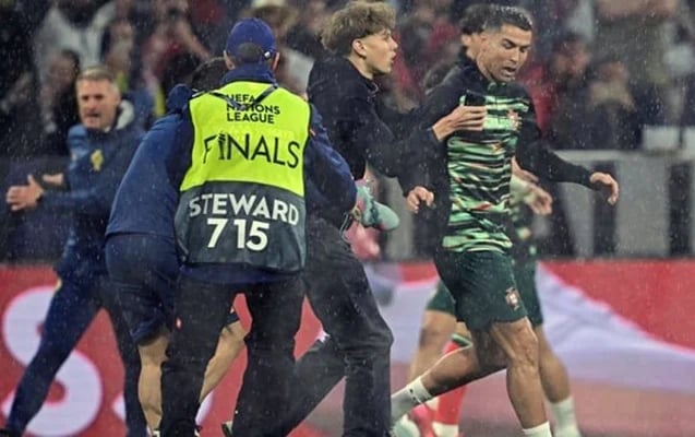 Meydana girdi, Ronaldoya çətin anlar yaşatdı - Xoşagəlməz hadisənin VİDEOsu