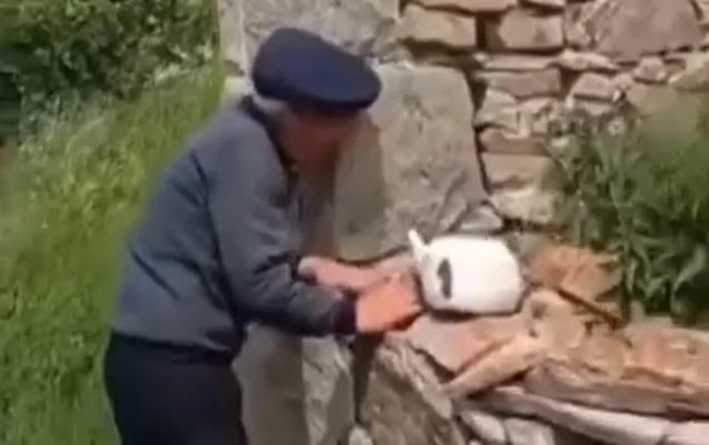 Kəlbəcərə aparılan və həmin vaxt təsirli görüntüləri lentə alınan qoca kişi... VİDEO