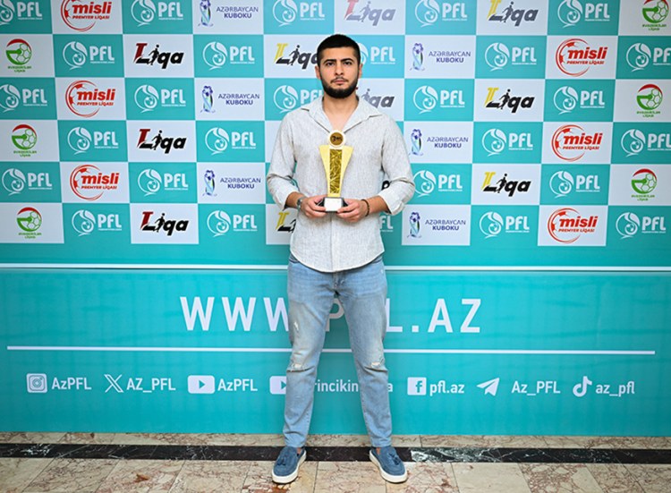 Aşağı liqada yarışan bölgə klubunun futbolçusu mükafatlandırıldı