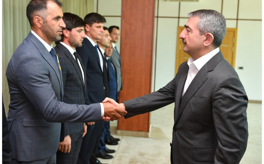 Elçin Quliyev Avropa çempionu olan komandanı mükafatlandırdı