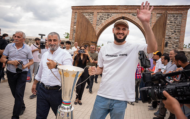 “Qarabağ” ona bağlı ollan məşhur məkanda - FOTOLAR