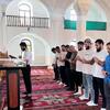 Oğlu məsciddə imamlıq etdi, Qurban Qurbanov arxasında dayandı - FOTOLAR
