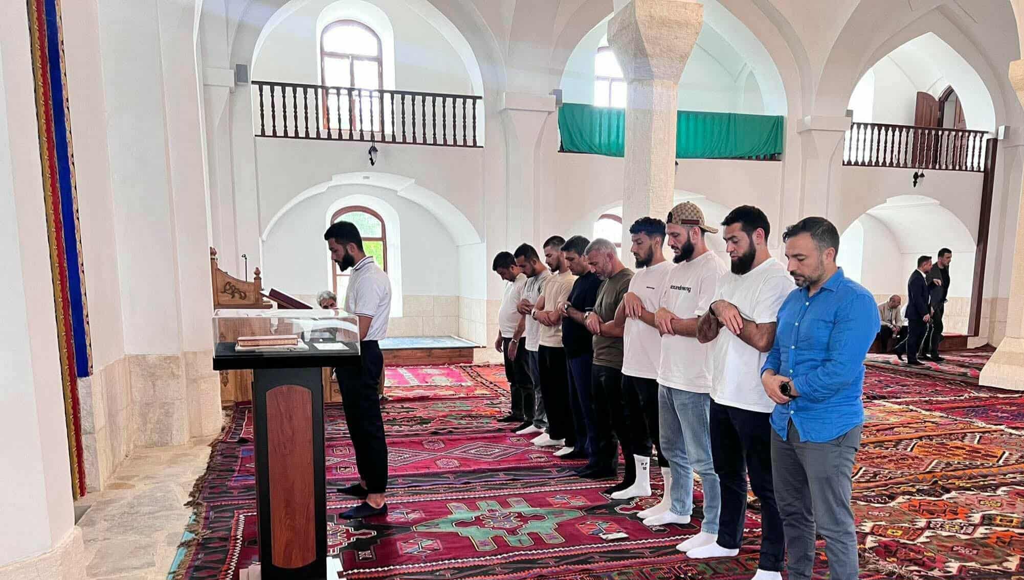 Oğlu məsciddə imamlıq etdi, Qurban Qurbanov arxasında dayandı - FOTOLAR