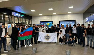 Qazaxıstanda zəfər qazanan idmançı Bakıda izdihamla qarşılandı - FOTOLAR