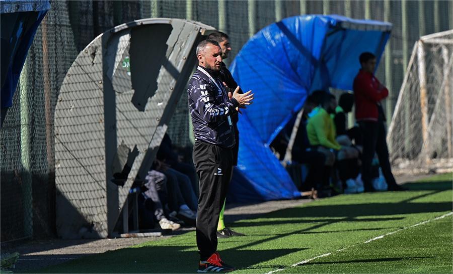 Azərbaycanda baş məşqçi “instaqram”da futbolçu axtarışına çıxdı - FOTO