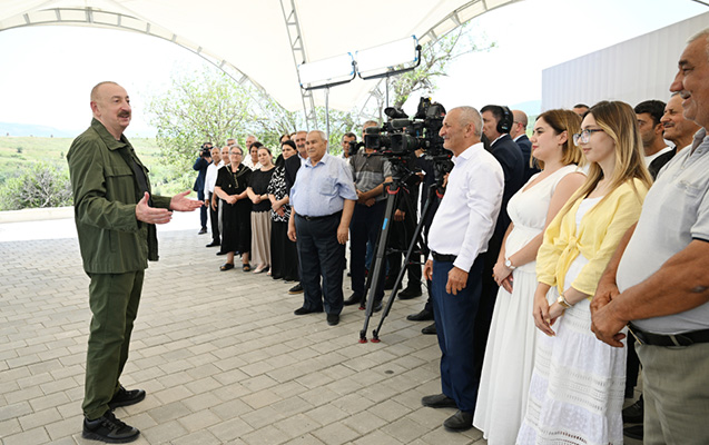 Prezident Xocalı sakinləri ilə söhbətləşdi - FOTOLAR