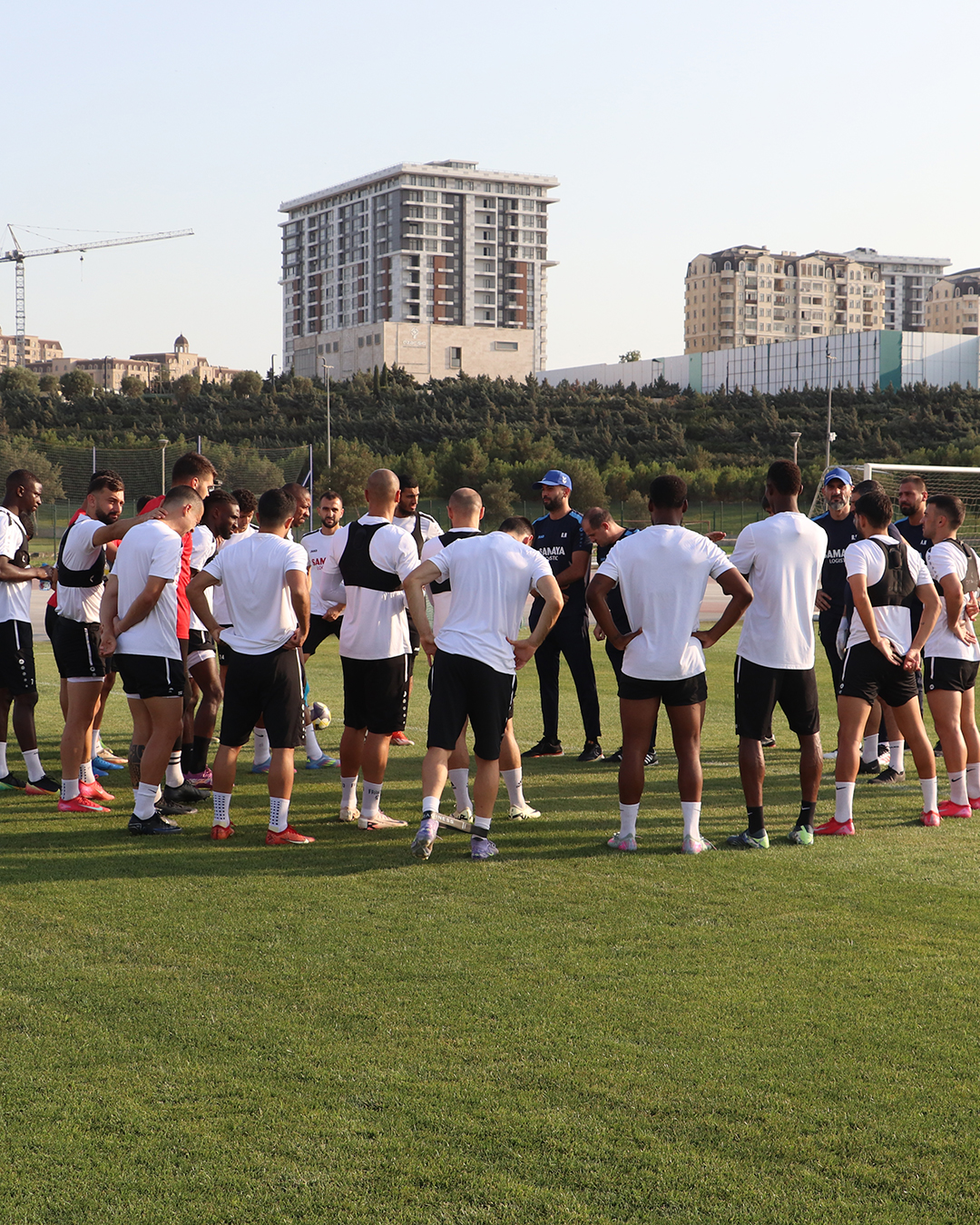Elmar Baxşıyev “Araz”da iki futbolçuya xəbərdarlıq etdi