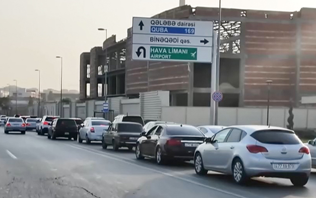 “Dəhşətli dərəcədə əziyyət çəkirik, bu tıxaclar bizi bezdirib” - VİDEO