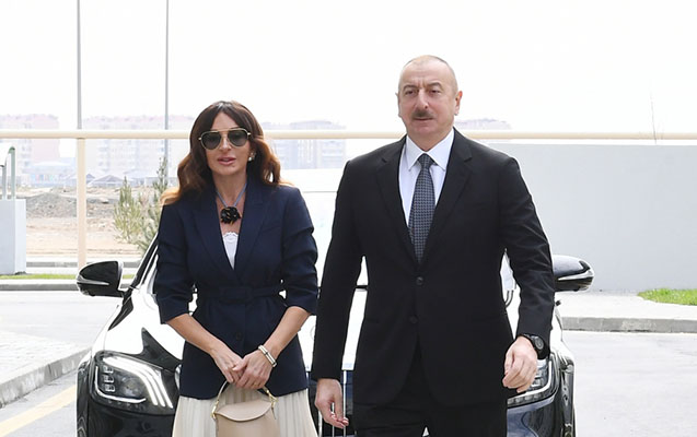 İlham Əliyev xanımı ilə Gəncədə stadiona getdi