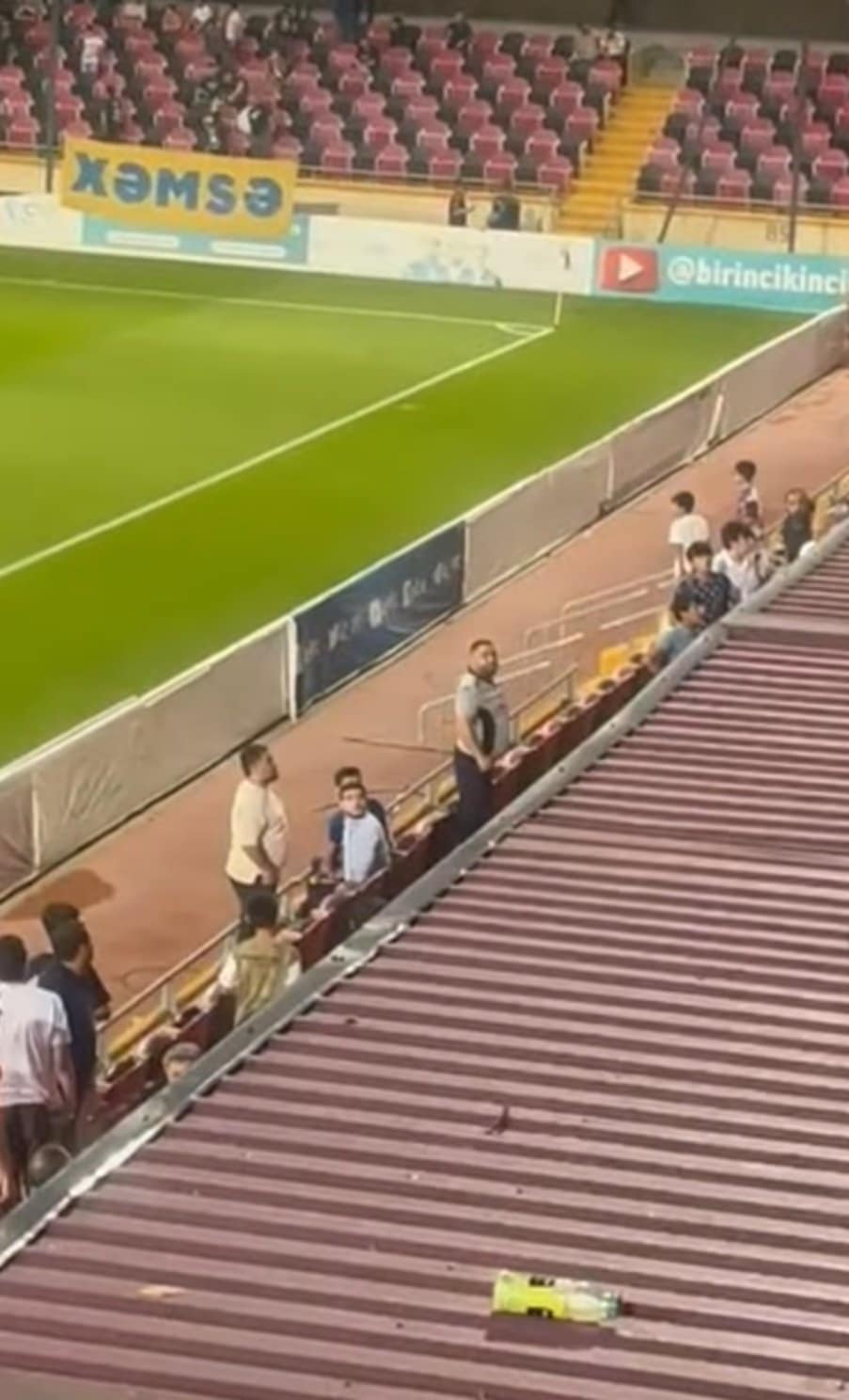 Stadionda gərginlik: Özündən çıxdı, klub rəsmisinə səsləndi - VİDEO